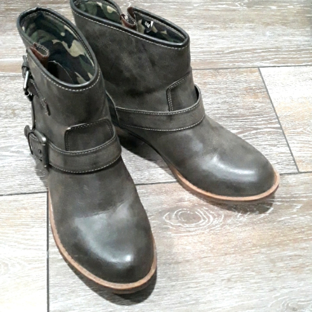 Shi by Journeys green+brown ankle moto buckle boots. Size 8